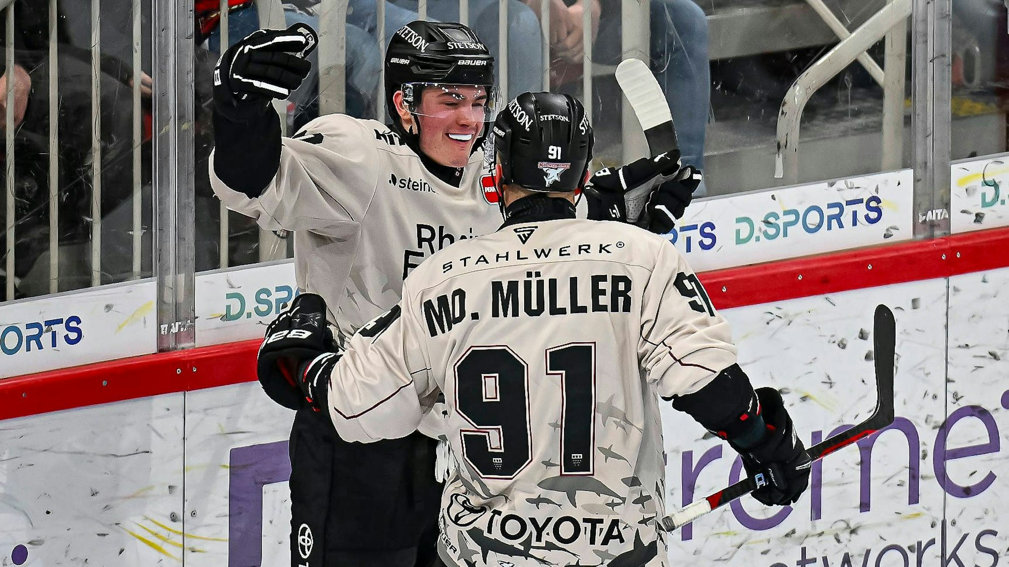 Justin Schütz und Moritz Müller beim Torjubel im Spiel der Kölner Haie gegen die Düsseldorfer EG.