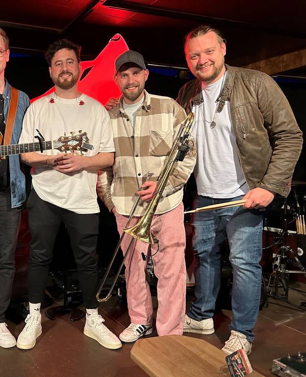 Die Band Lupo steht auf der Bühne.