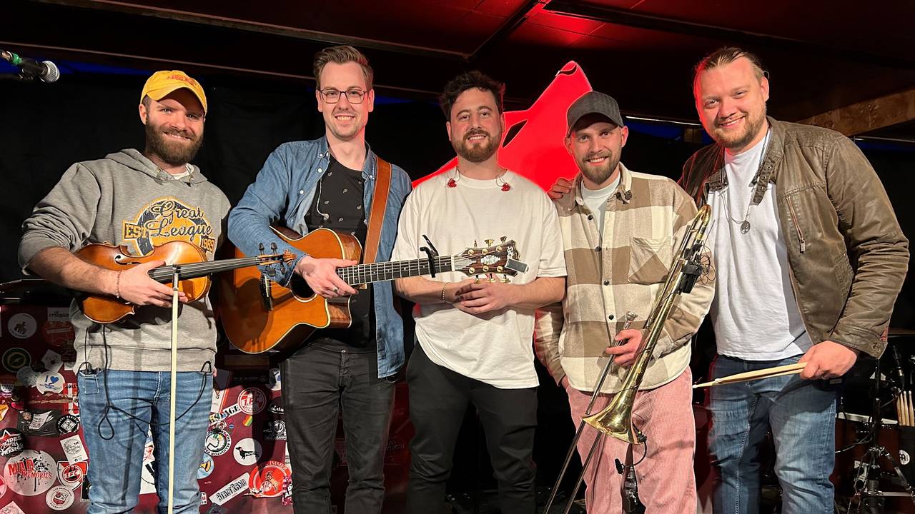 Die Band Lupo steht auf der Bühne.