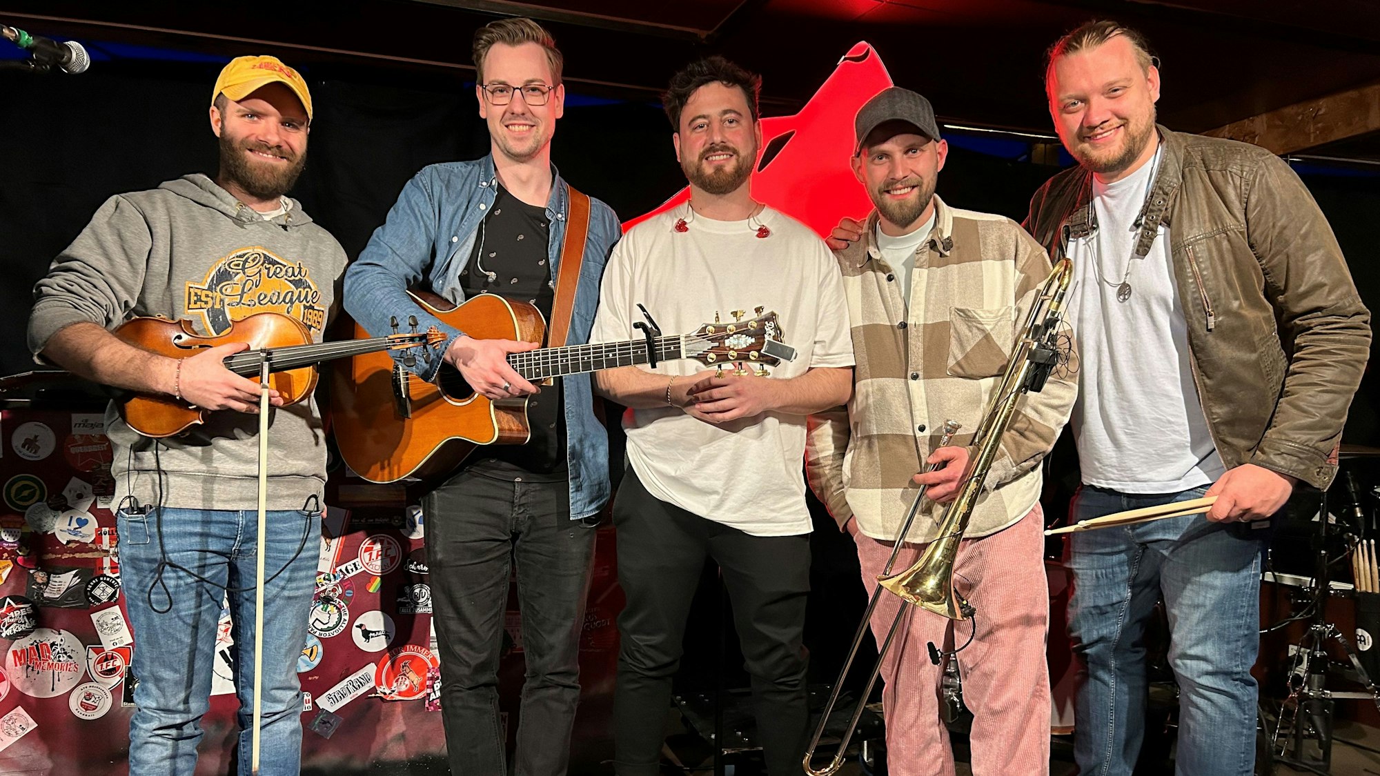 Die Band Lupo steht auf der Bühne.