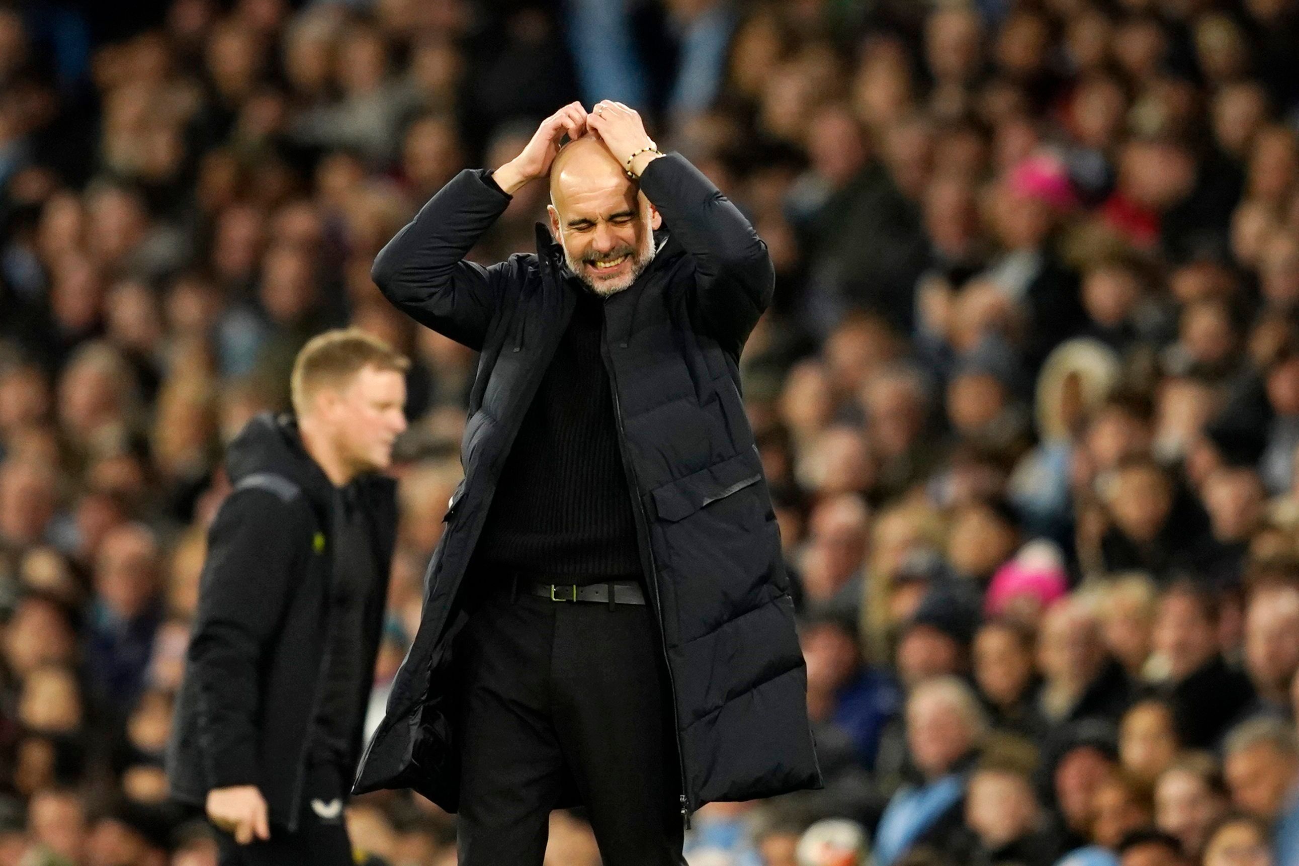 Pep Guardiola verzweifelt an der Seitenlinie.