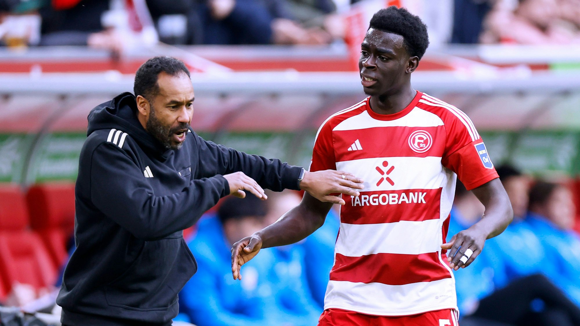 Joshua Quarshie und sein Trainer Daniel Thioune beim Heimspiel von Fortuna Düsseldorf gegen Hansa Rostock.