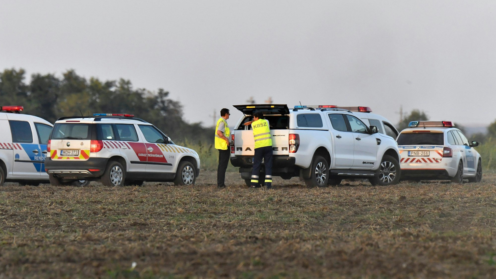 Symbolfoto: Rettungskräfte nach einem Unfall in der Nähe eines Flugfelds in Ungarn im Einsatz.