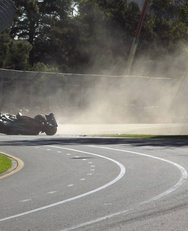George Russell liegt mit seinem verunfallten Boliden beim Rennen der Formel 1 in Australien auf der Strecke.