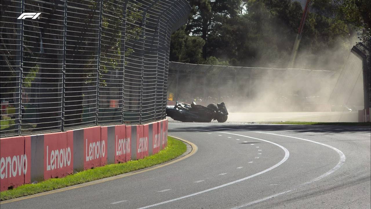 George Russell liegt mit seinem verunfallten Boliden beim Rennen der Formel 1 in Australien auf der Strecke.