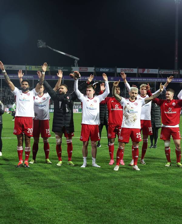 Die Spieler von Fortuna Düsseldorf jubeln mit ihren Fans.