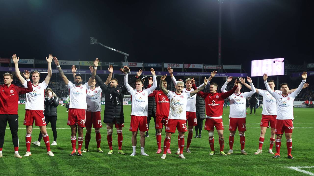 Die Spieler von Fortuna Düsseldorf jubeln mit ihren Fans.
