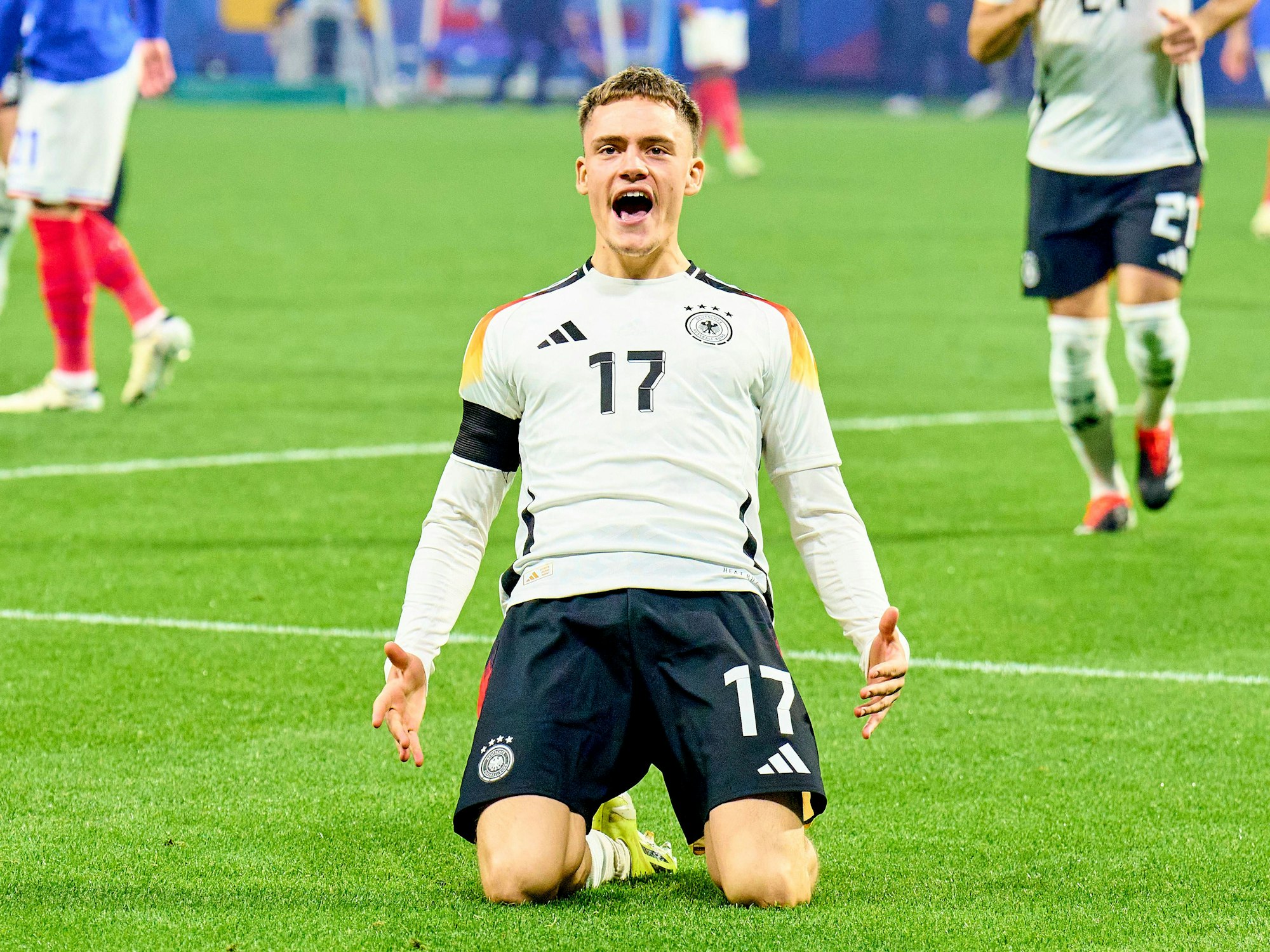 Florian Wirtz jubelt nach seinem Rekordtreffer.