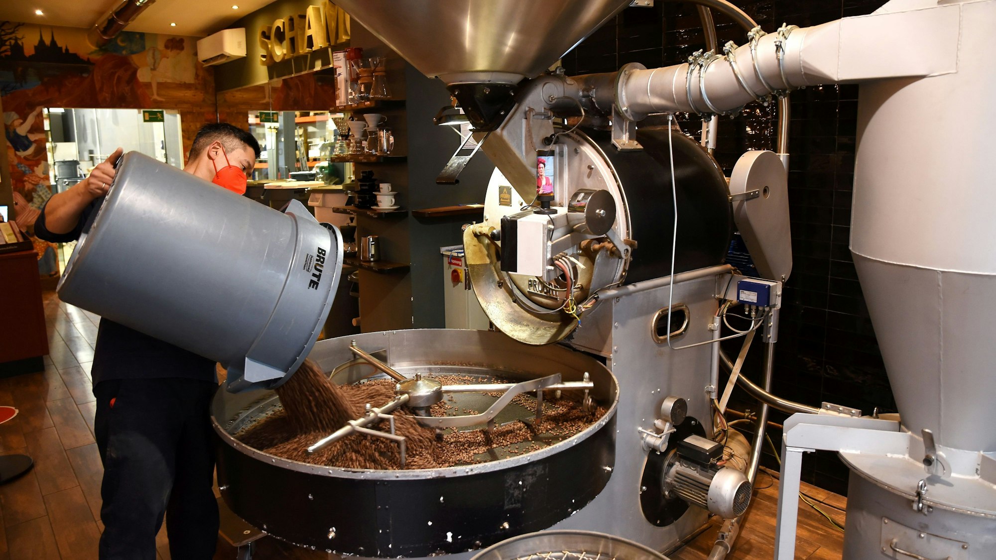 Blick in die Schamong-Rösterei auf der Venloer Straße in Köln-Ehrenfeld.