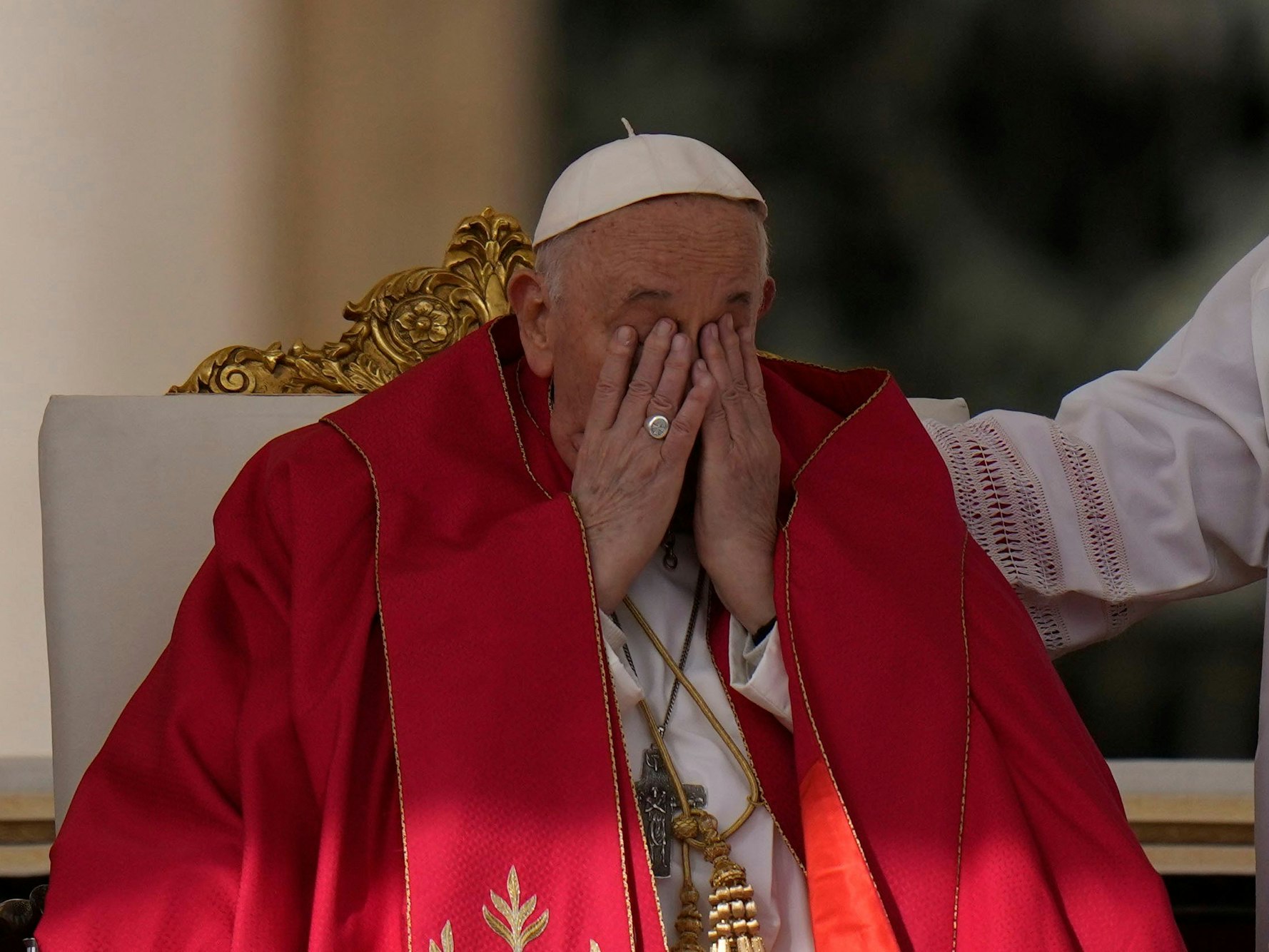 Papst Franziskus kommt auf dem Petersplatz an, um die Palmsonntagsmesse am 24. März 2024 im Vatikan zu feiern.