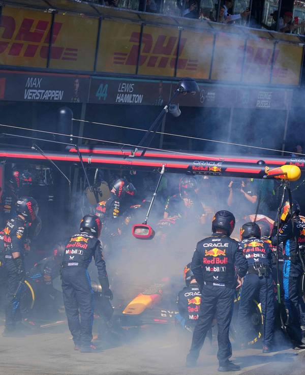 Max Verstappen mit rauchender Bremse in der Box beim Großen Preis von Australien am 24. März 2024