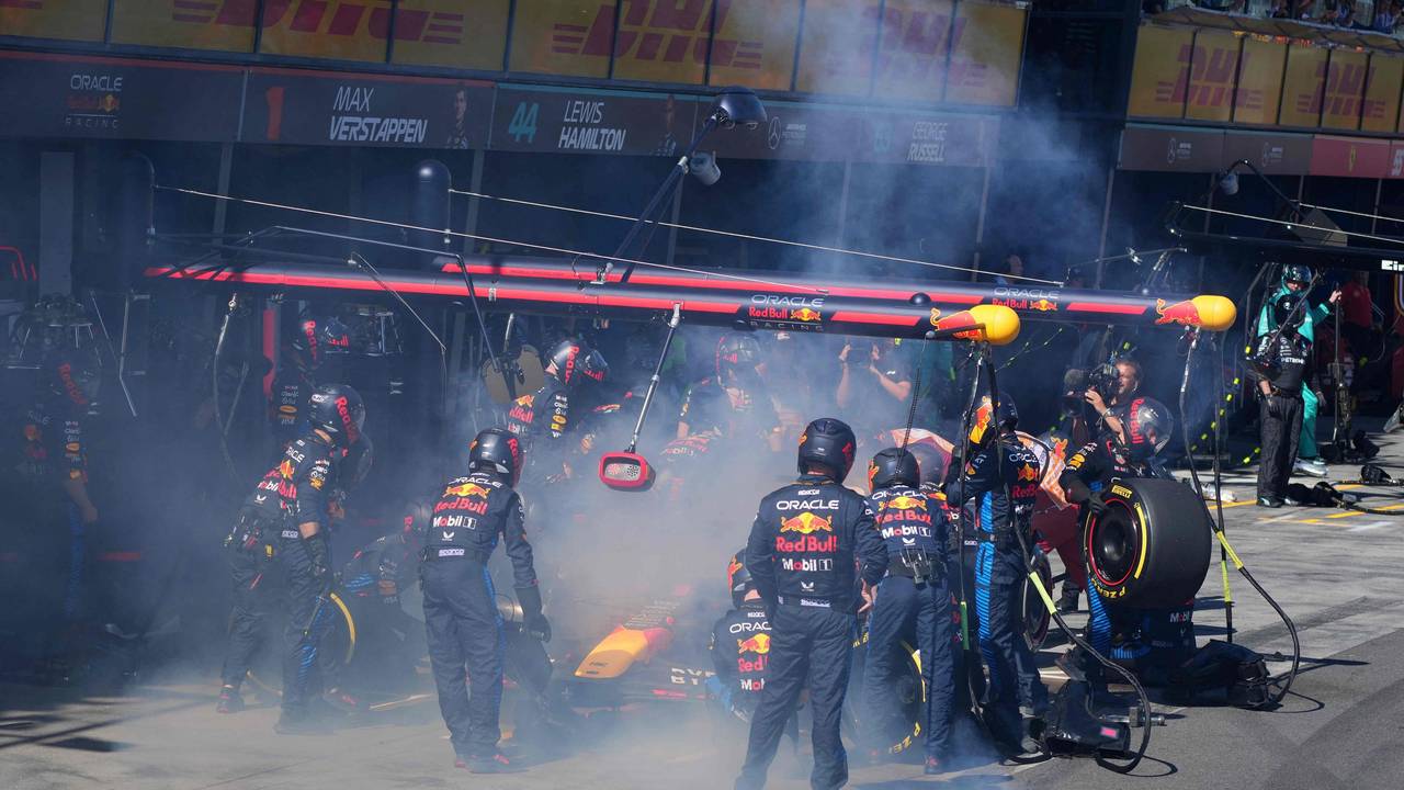 Max Verstappen mit rauchender Bremse in der Box beim Großen Preis von Australien am 24. März 2024