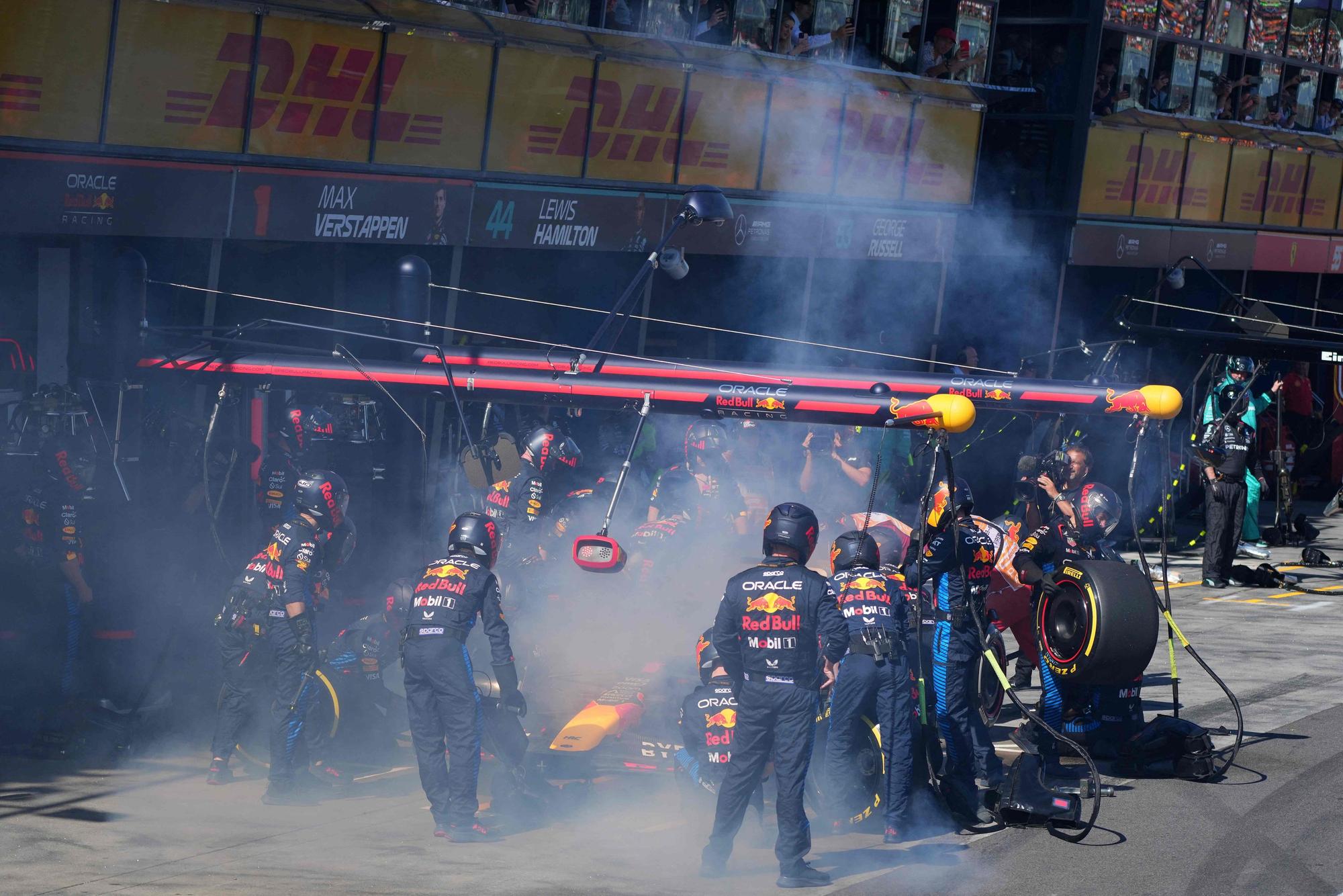 Max Verstappen mit rauchender Bremse in der Box beim Großen Preis von Australien am 24. März 2024