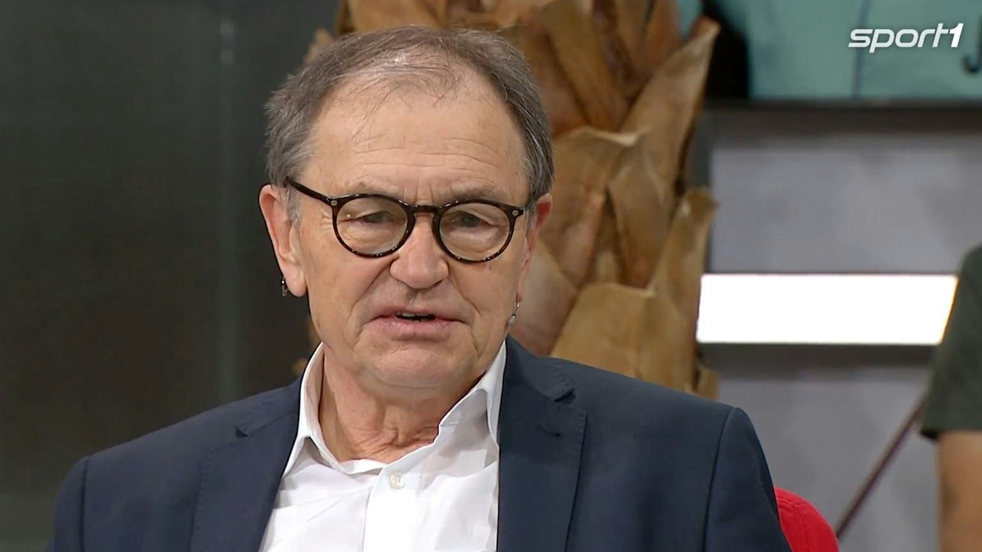 Ewald Lienen sitzt im „Doppelpass“ bei Sport1.