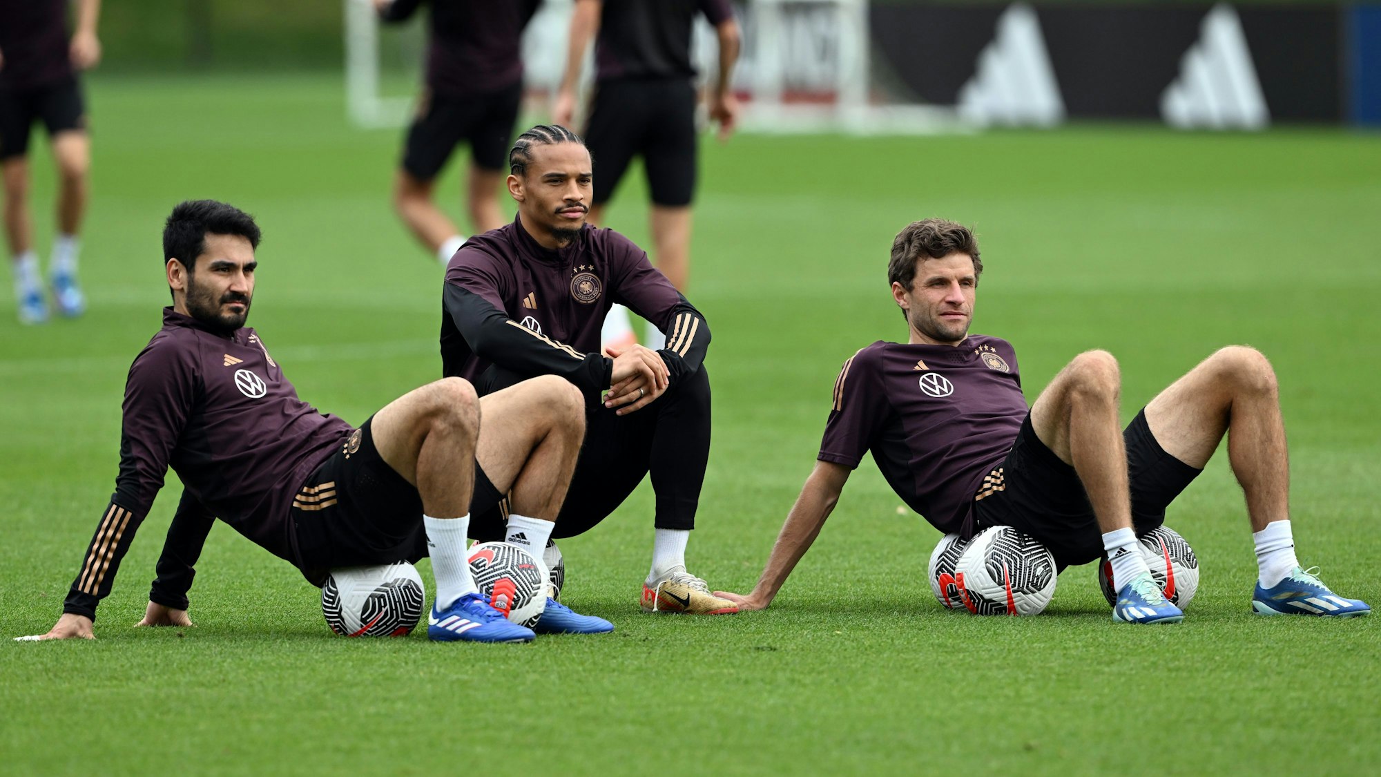 Ilkay Gündogan, Leroy Sané und Thomas Müller (v.l.) bei einem Training mit der Nationalmannschaft.