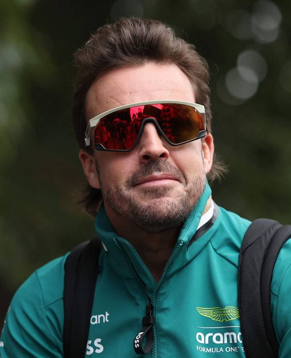 Fernando Alonso kommt mit lässiger Sonnenbrille am Fahrerlager an.
