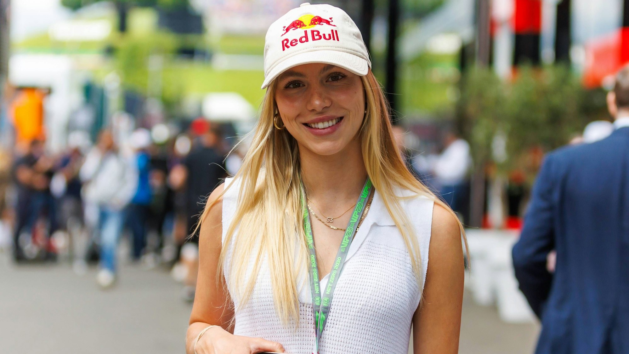 Anna Seidel läuft am Rande des Rennens der Formel 1 in Österreich über die Anlage.