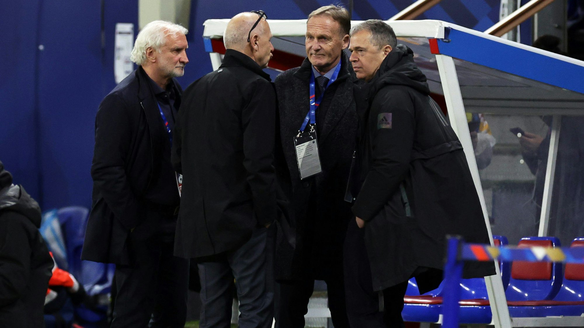 Rudi Völler, Bernd Neuendorf, Hans-Joachim Watzke und Andreas Rettig unterhalten sich.