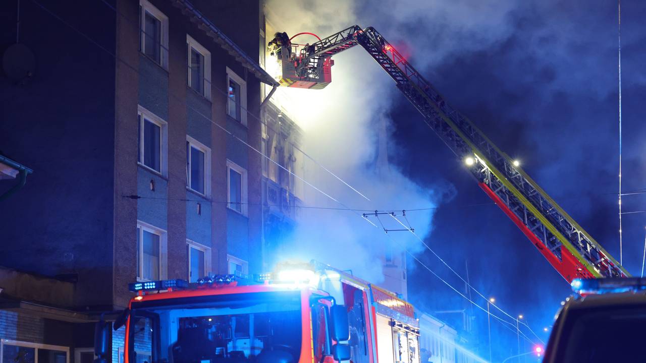 Von einer Drehleiter aus bekämpft ein Feuerwehrmann am 25. März einen Brand in einem Mehrfamilienhaus. Bei dem Wohnungsbrand ist eine Familie getötet worden.
