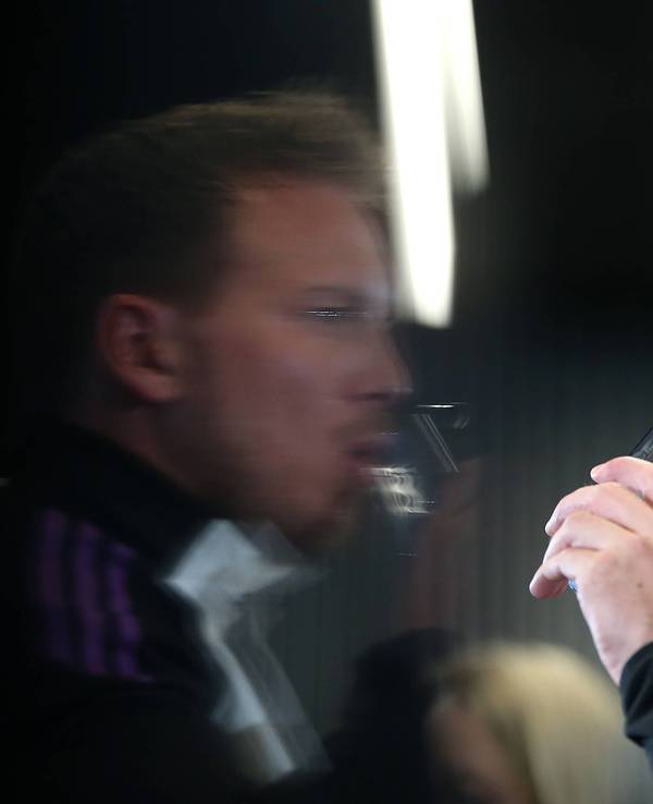 Julian Nagelsmann trinkt einen Schluck Wasser.