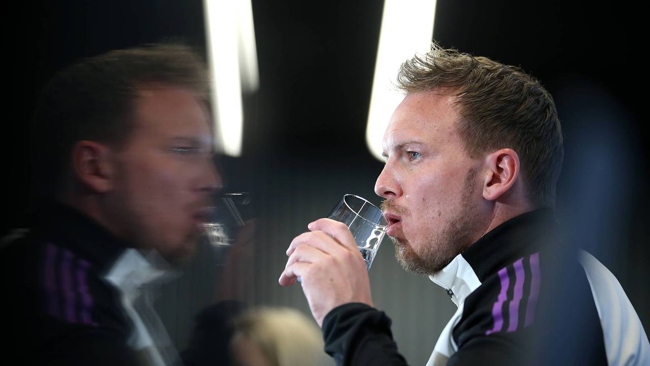 Julian Nagelsmann trinkt einen Schluck Wasser.