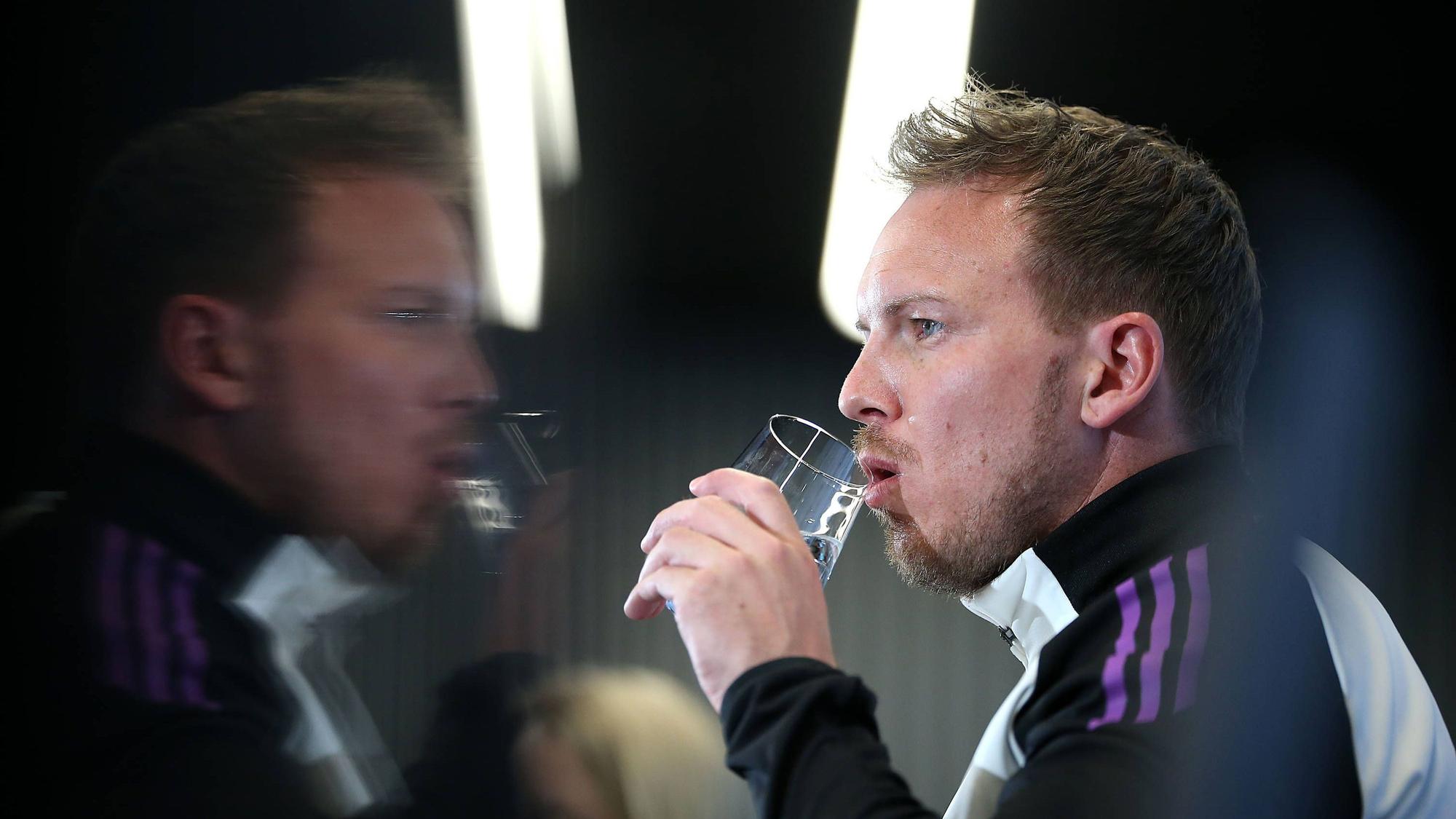 Julian Nagelsmann trinkt einen Schluck Wasser.