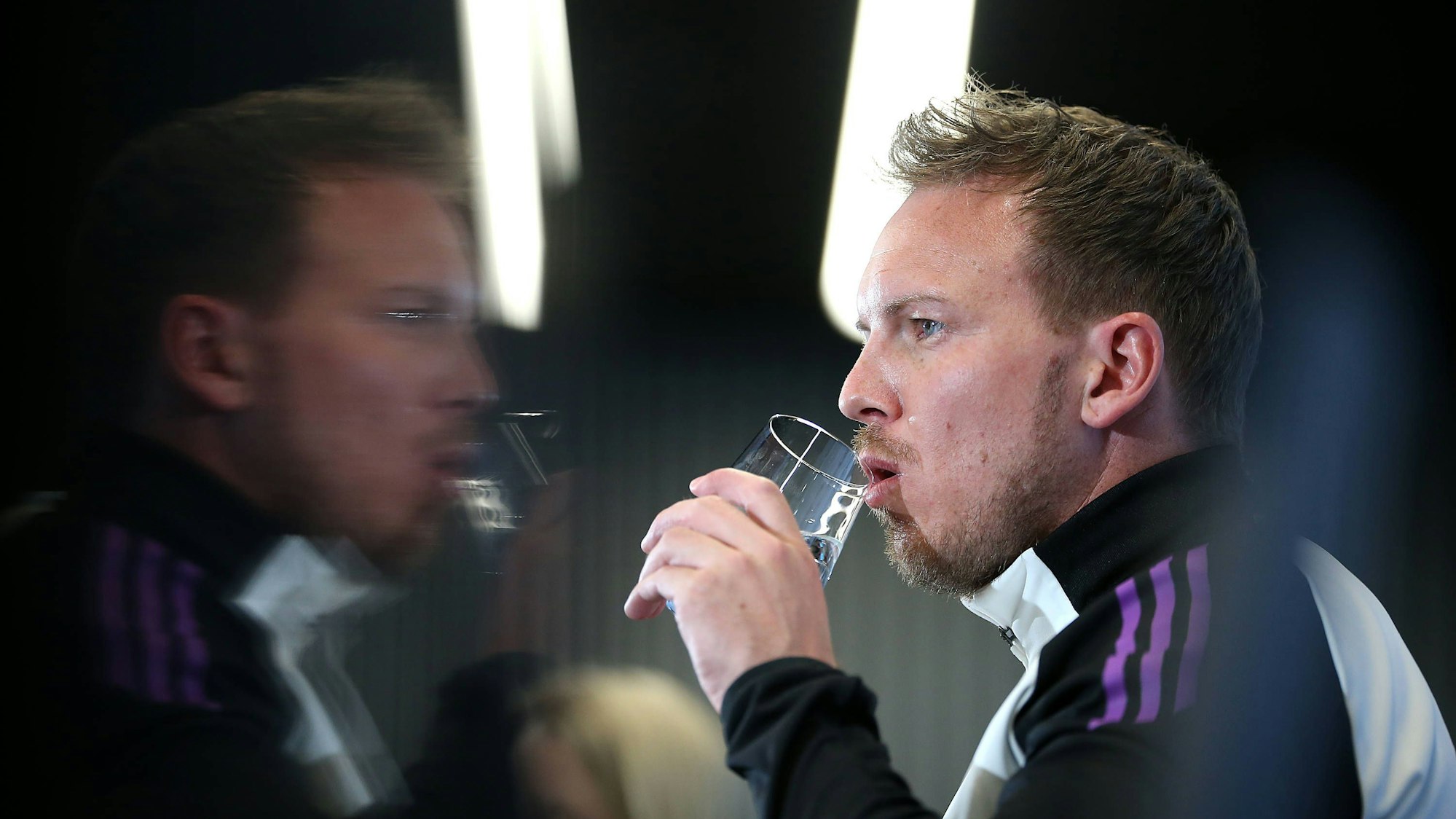 Julian Nagelsmann trinkt einen Schluck Wasser.