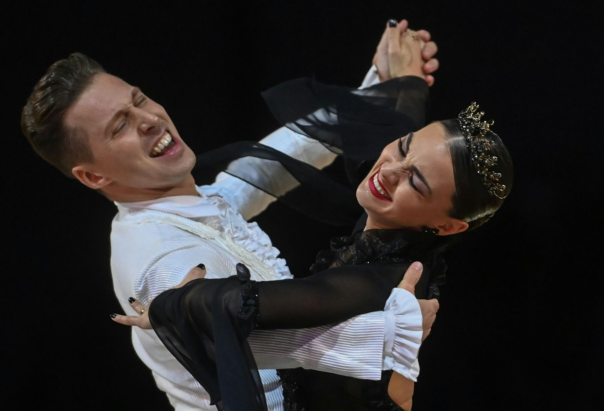 Renata und Valentin Lusin, Profitänzer aus Deutschland, tanzen im Halbfinale der Showdance Standard Weltmeisterschaft.