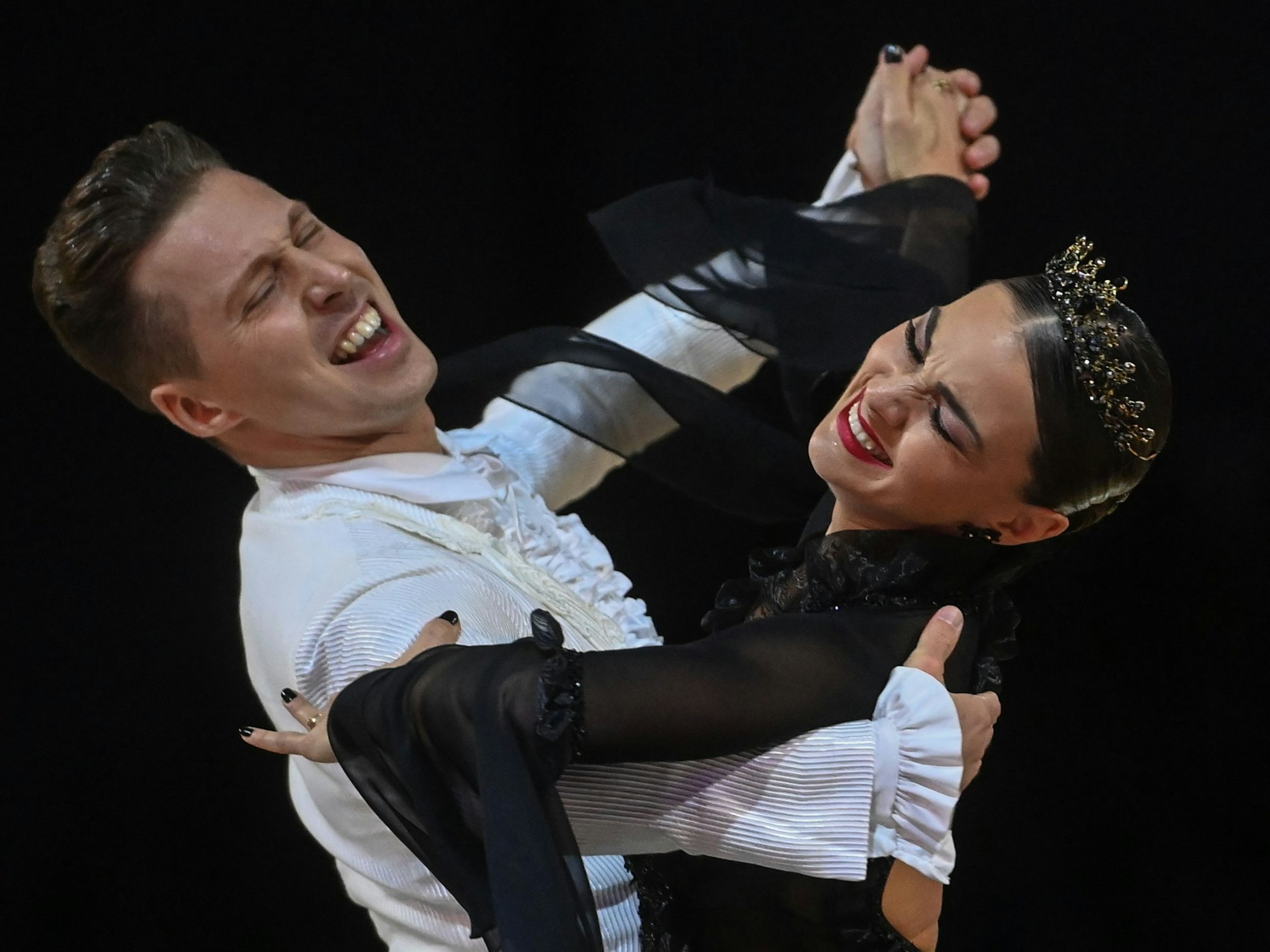 Renata und Valentin Lusin, Profitänzer aus Deutschland, tanzen im Halbfinale der Showdance Standard Weltmeisterschaft.