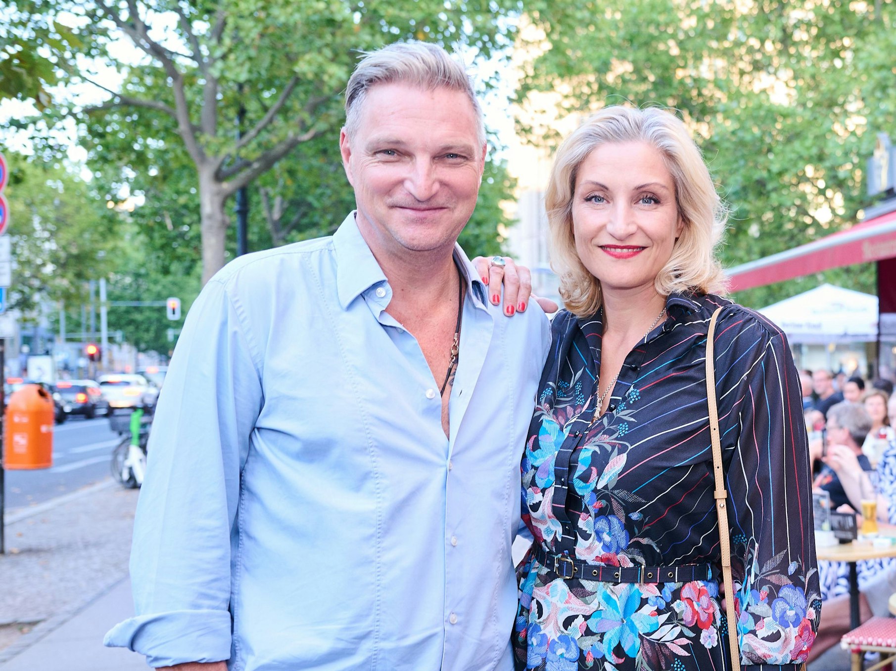 Stefan Jürgens 2022 mit seiner Freundin Bo Rosenmüller in Berlin