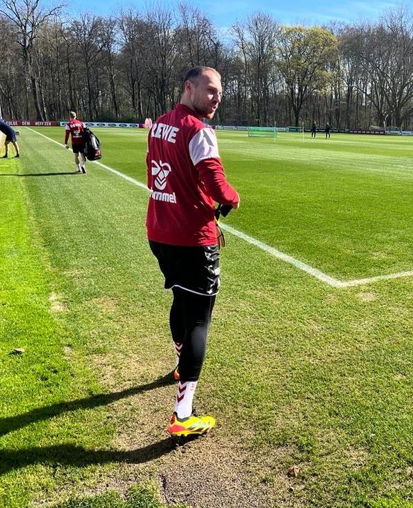 Marvin Schwäbe auf dem Trainingsplatz des 1. FC Köln.
