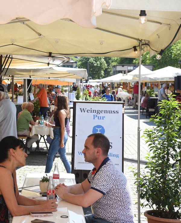 Eröffnung der Kölner Weinwoche auf dem Heumarkt.