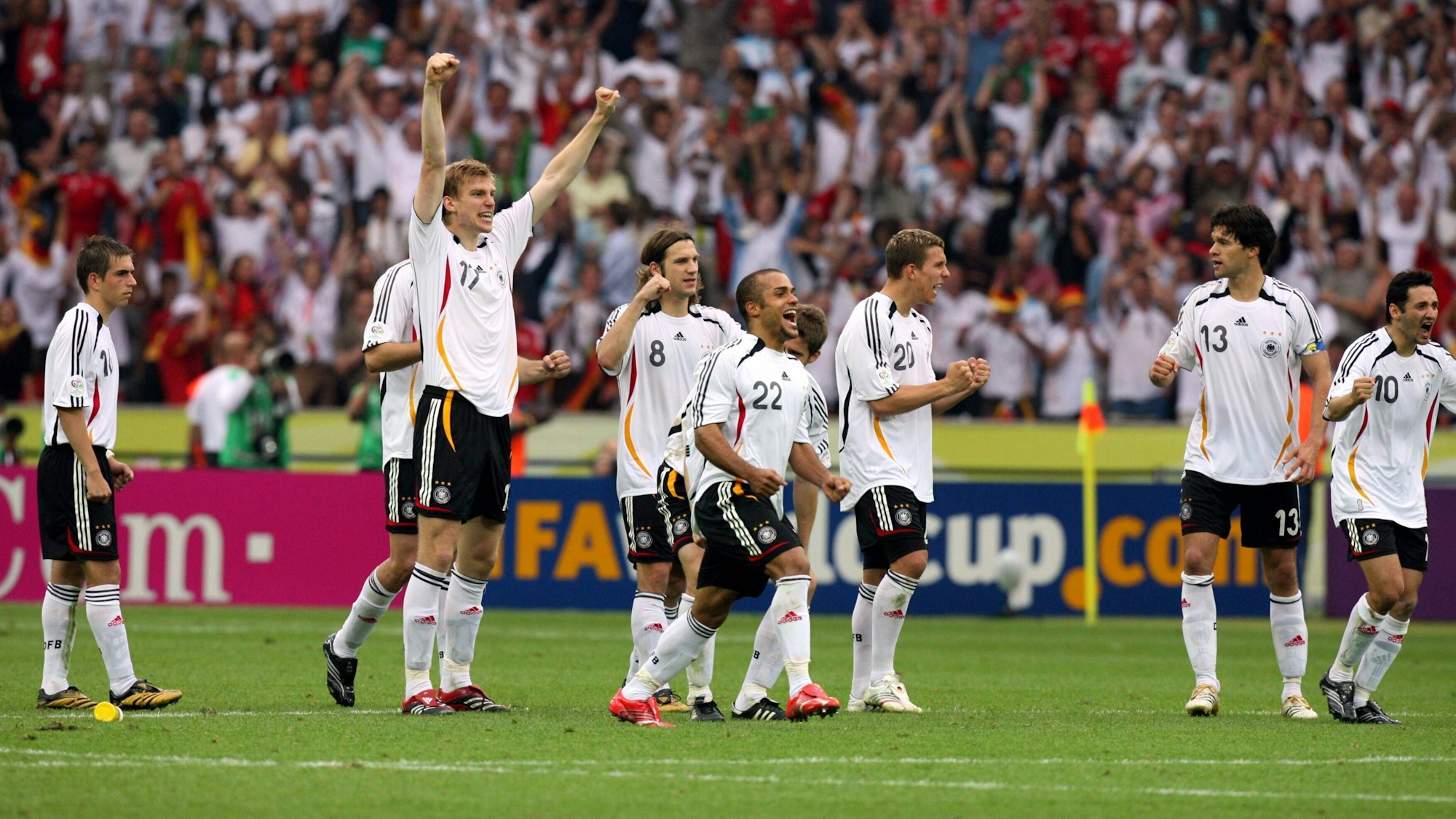 Mehrere Spieler der deutschen Nationalelf jubeln nach dem Sieg gegen Argentinien bei der WM 2006.