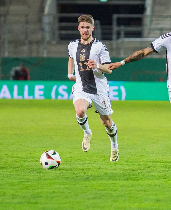 Von l. nach r. Jan Thielmann, Jamil Siebert und Veton Tuhsa kämpfen um den Ball.