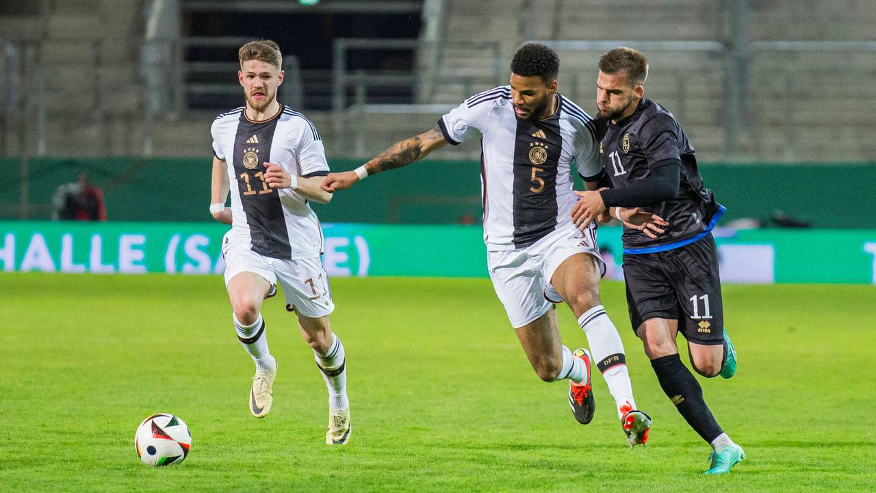 Von l. nach r. Jan Thielmann, Jamil Siebert und Veton Tuhsa kämpfen um den Ball.