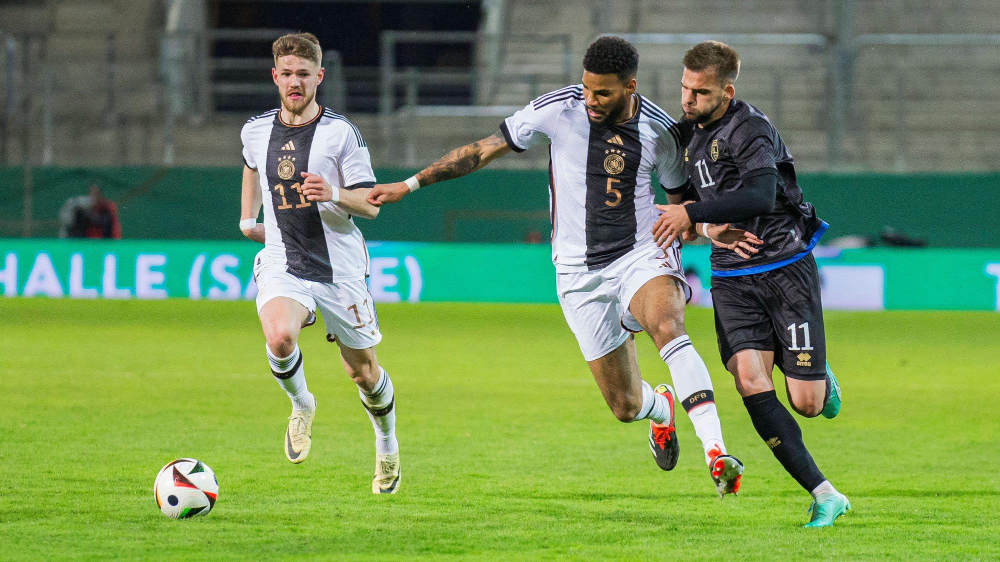 Von l. nach r. Jan Thielmann, Jamil Siebert und Veton Tuhsa kämpfen um den Ball.