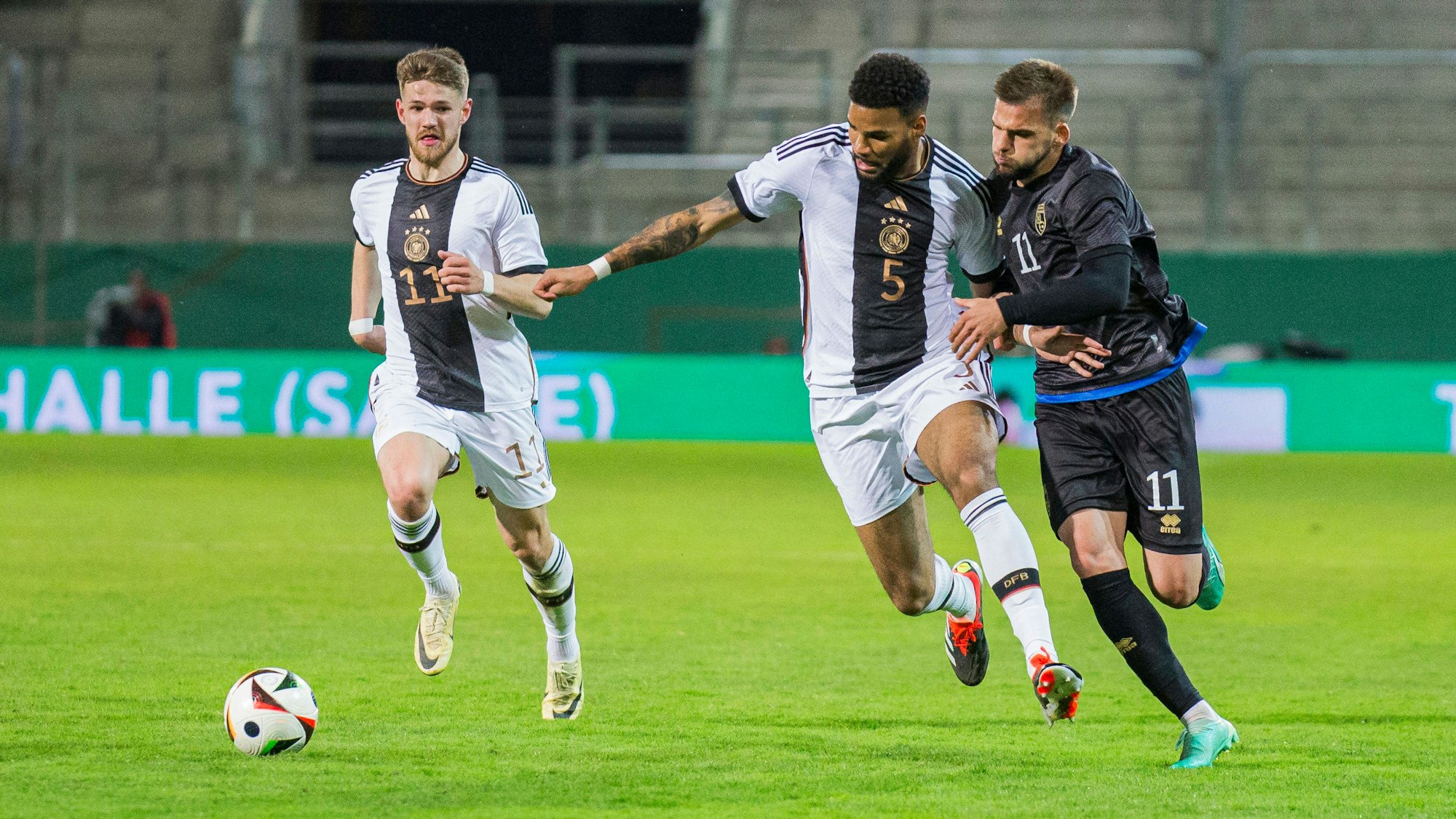 Von l. nach r. Jan Thielmann, Jamil Siebert und Veton Tuhsa kämpfen um den Ball.