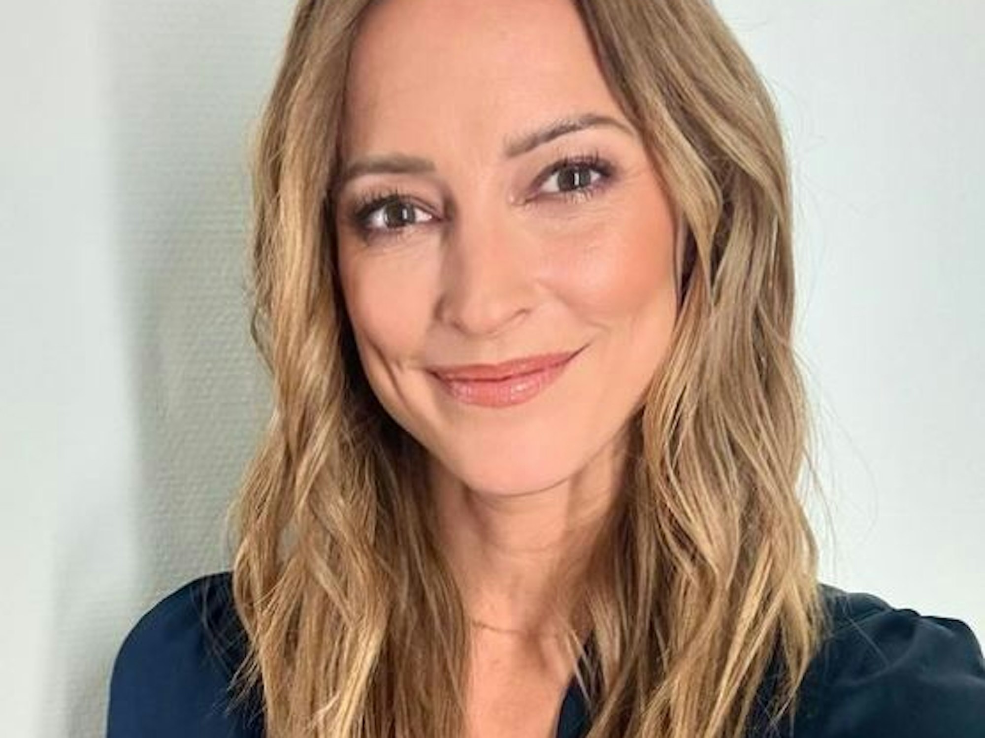 Die „RTL Aktuell“-Moderatorin Anna Fleischhauer lächelt auf einem Selfie in die Kamera, hier auf einem Instagram-Foto von März 2024.