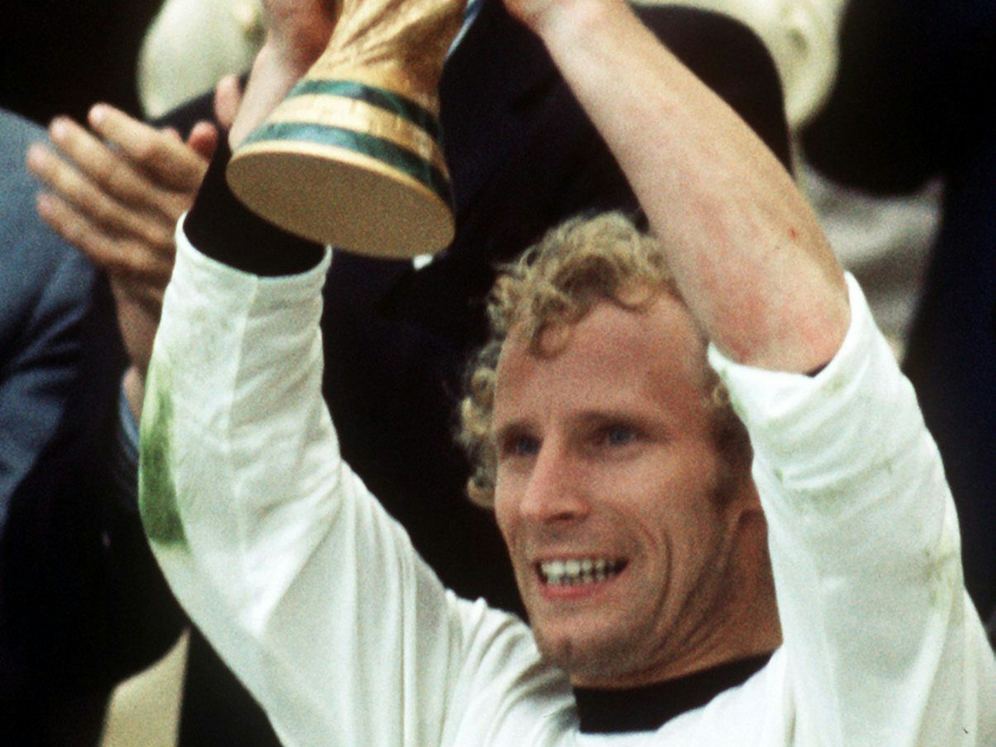 Jubelnd hält Berti Vogts nach dem Sieg im Fußball-WM-Finale in München gegen die Niederlande den WM-Pokal empor.