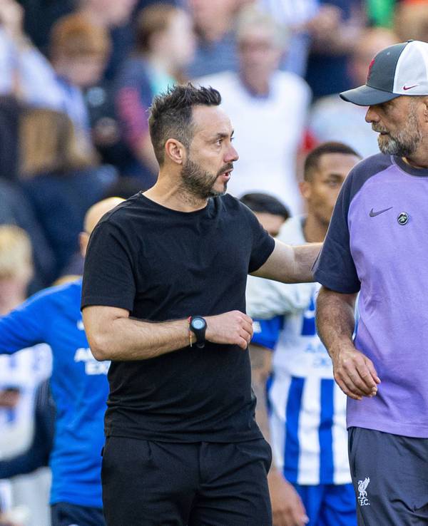 Brighton-Trainer Roberto De Zerbi (links) tauscht sich mit Jürgen Klopp, Trainer des FC Liverpool aus.