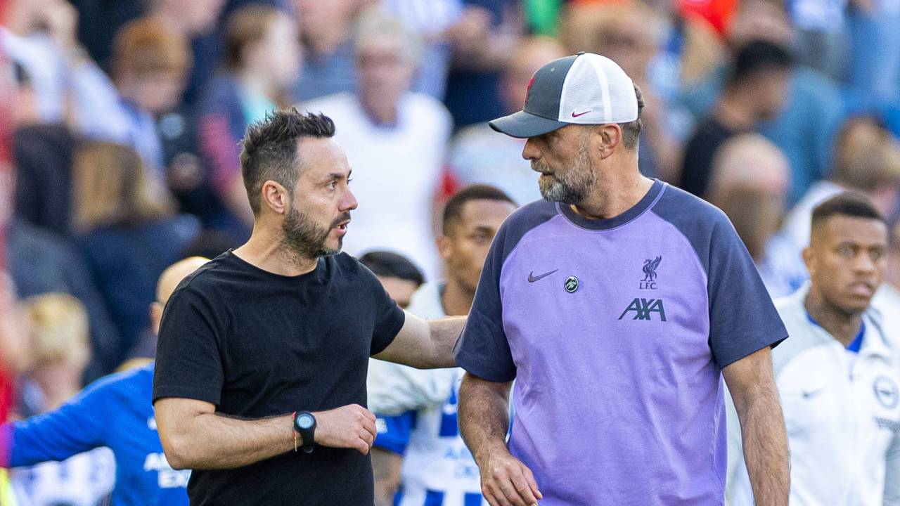 Brighton-Trainer Roberto De Zerbi (links) tauscht sich mit Jürgen Klopp, Trainer des FC Liverpool aus.