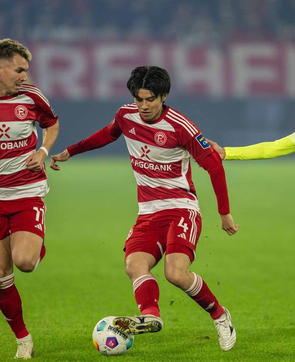 Von l. nach r. Felix Klaus, Ao Tanaka und Kenny Redondo kämpfen um den Ball.