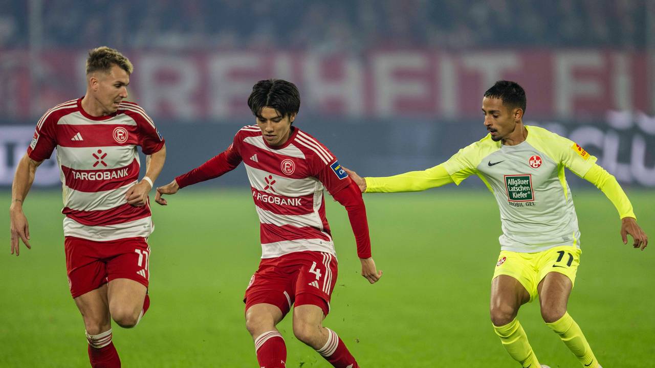 Von l. nach r. Felix Klaus, Ao Tanaka und Kenny Redondo kämpfen um den Ball.