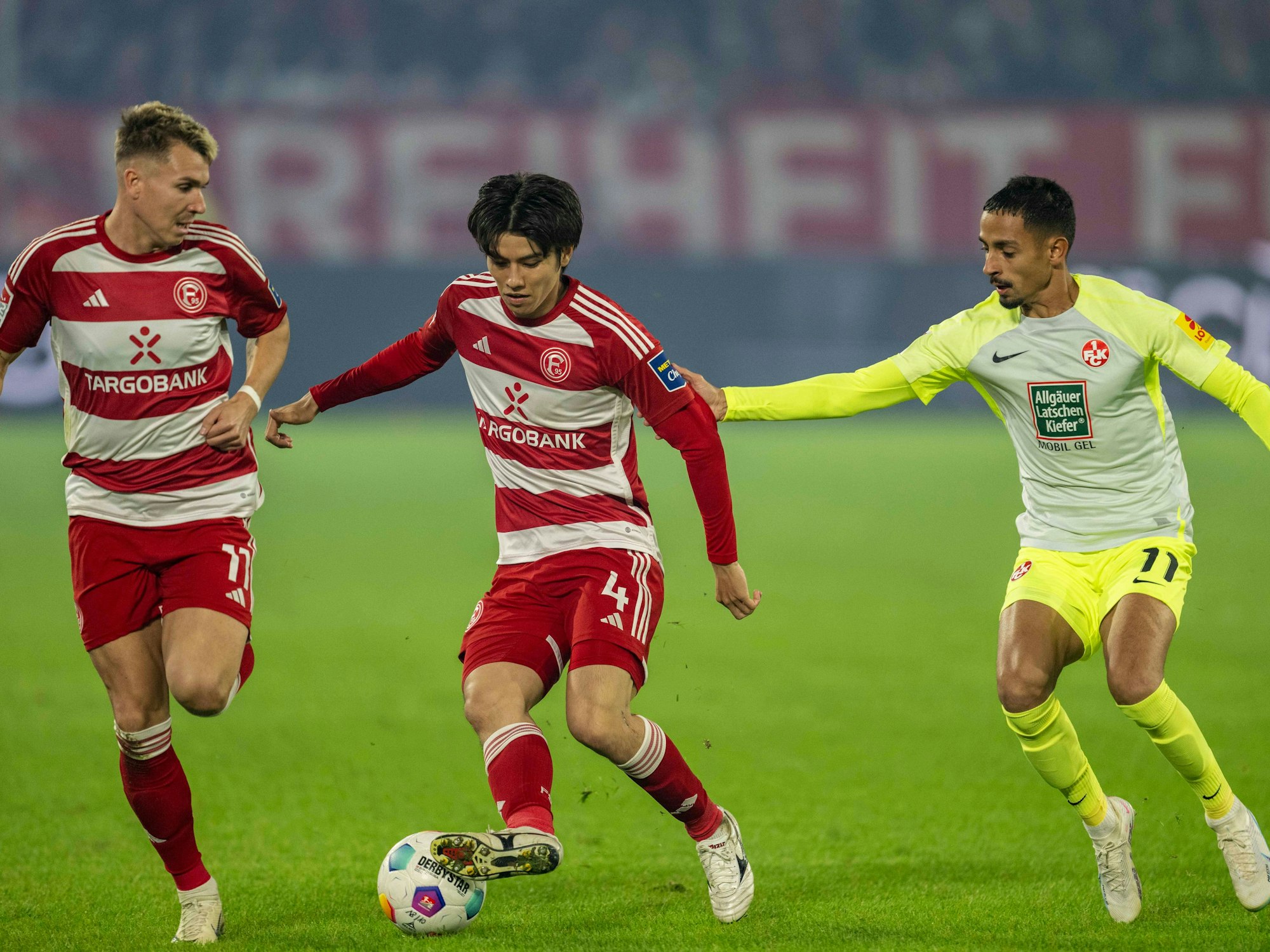 Von l. nach r. Felix Klaus, Ao Tanaka und Kenny Redondo kämpfen um den Ball.