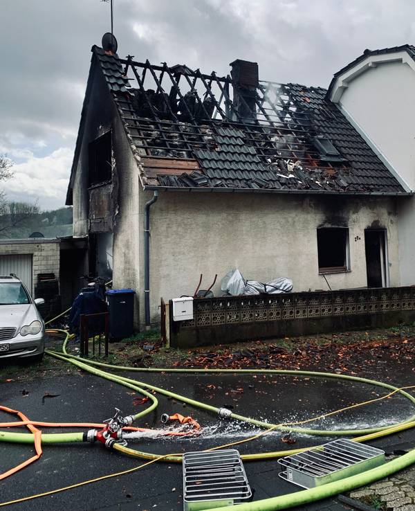 Ein abgebranntes Haus in Bergisch Gladbach.