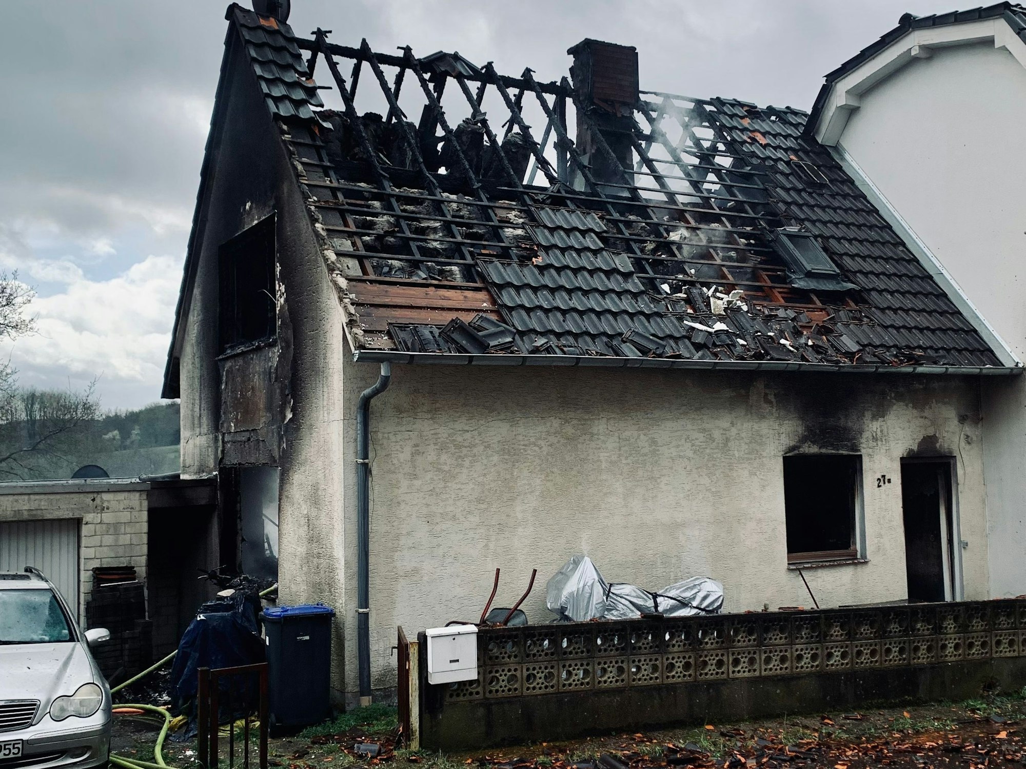 Ein abgebranntes Haus in Bergisch Gladbach.