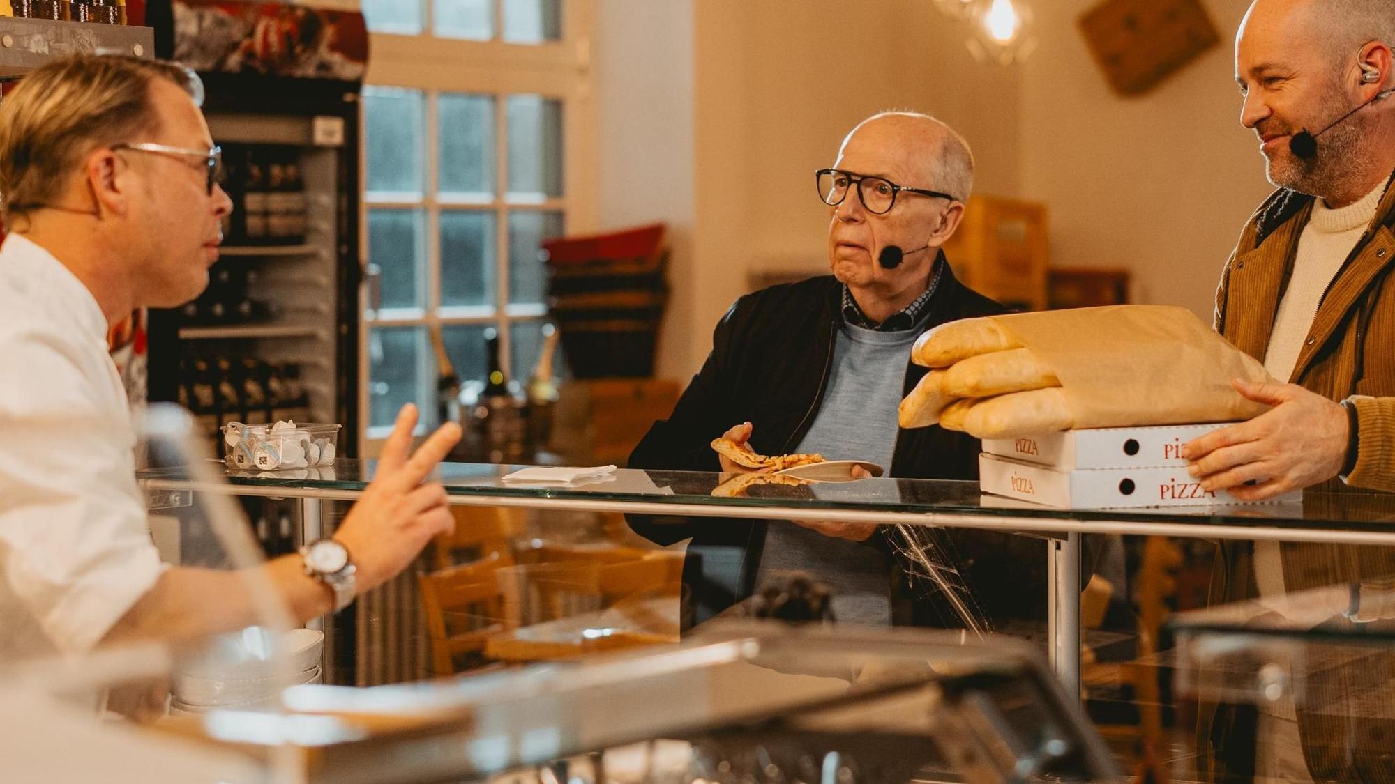 Jesus (Ben Blümel) kauft das Brot für das letzte Abendmahl und trifft Reiner Calmund