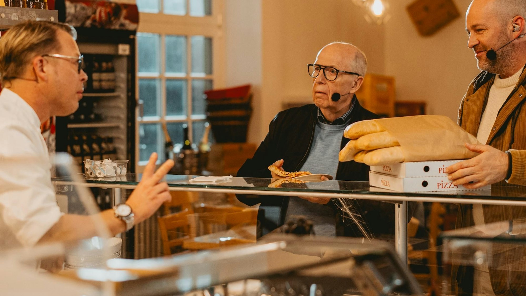 Jesus (Ben Blümel) kauft das Brot für das letzte Abendmahl und trifft Reiner Calmund