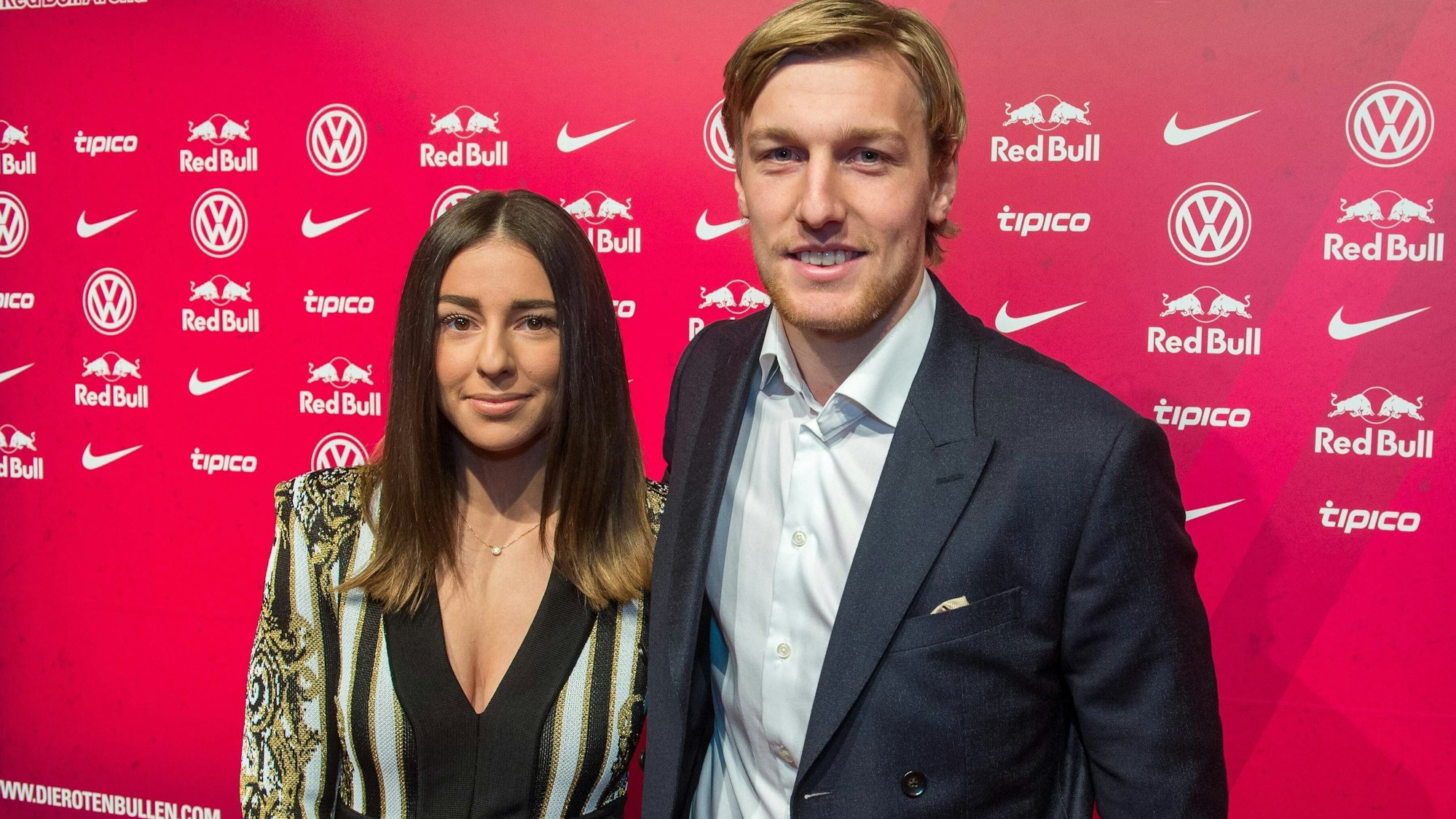 Emil Forsberg und seine Ehefrau Shanga bei einer Weihnachtsfeier von RB Leipzig.