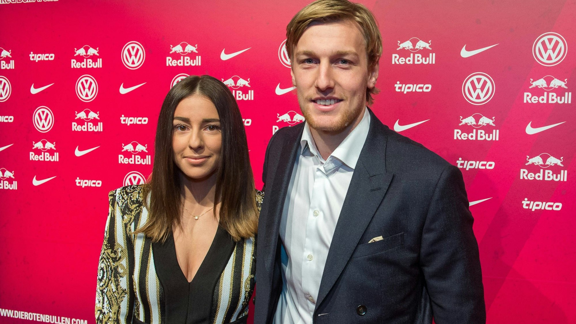 Emil Forsberg und seine Ehefrau Shanga bei einer Weihnachtsfeier von RB Leipzig.